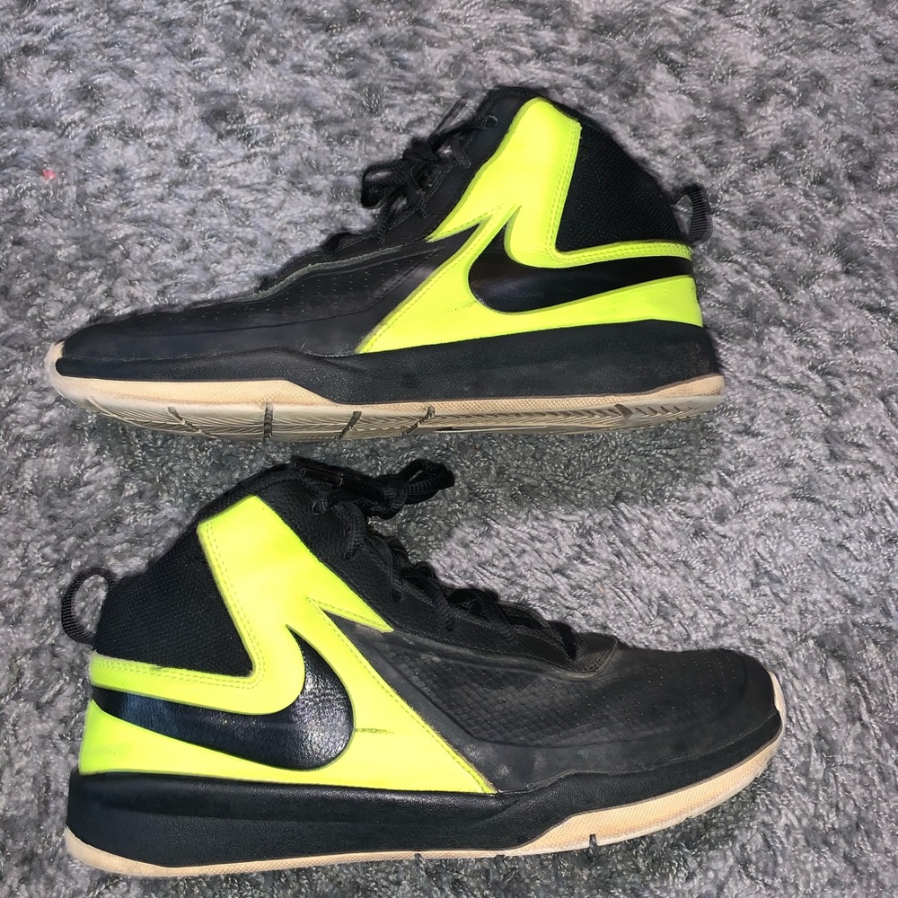 Nike Team Hustle 7 size 6.5y
